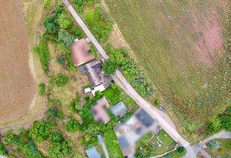 Drohne vorletzes Haus im Ort