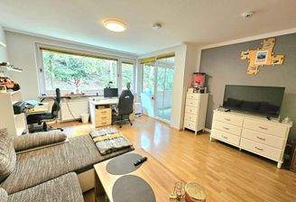 Wohnzimmer mit Balkonzugang