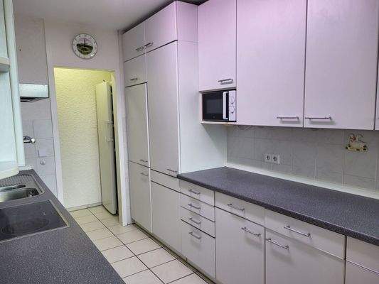 Einbauküche und Speisekammer