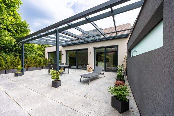 großzügige Hauptterrasse