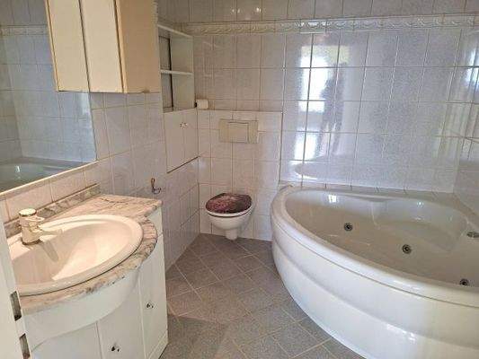 Badezimmer mit Whirlpool-Wanne 