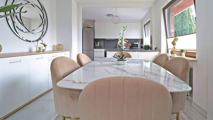 Blick vom Essbereich in die Küche