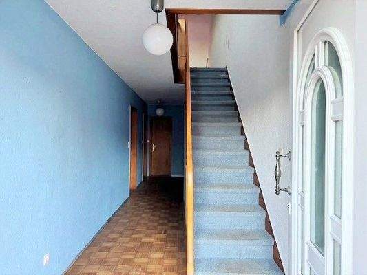 Flur mit Treppe zum OG.jpg