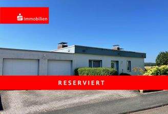 Hauseingang und Einfahrt