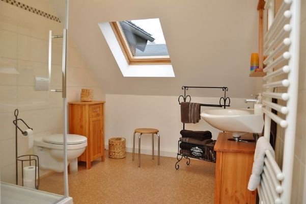 Dachgeschoss FEWO 1 Bad mit Dusche &amp; Fenster