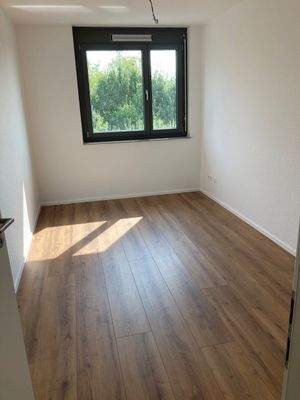 Helles Zimmer mit Holzboden