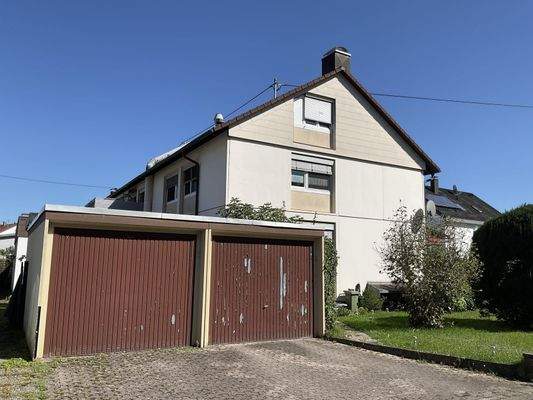 Giebelansicht mit Garagen