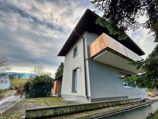 Seiten-/Vorderansicht mit Möglichkeit eines Balkons