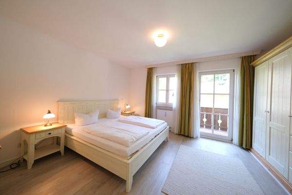 Geräumiges Schlafzimmer mit Zugang zum Balkon