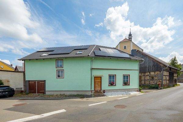 Seitenansicht mit Garage