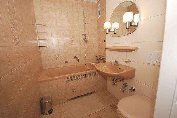 Badezimmer mit Wanne