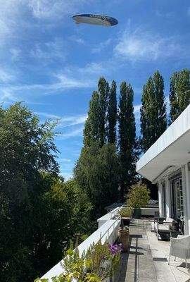 Zeppelin über der Terrasse