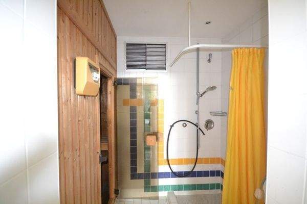 Sauna- und Duschbereich