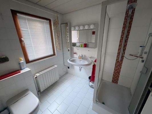 Bad mit Dusche und WC