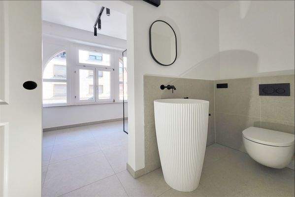 WC-Bereich (abtrennbar durch eine Schiebetür)