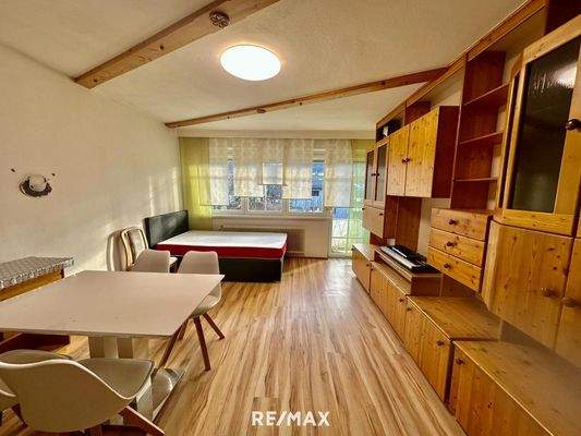 Wohnzimmer mit Balkonzugang