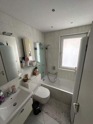 Badezimmer mit Tageslichtfenster.jpeg