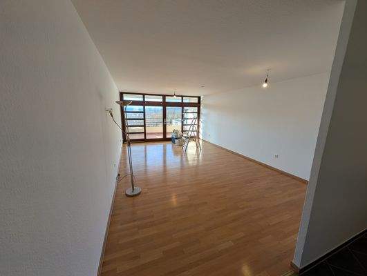 Wohnzimmer mit Blick zum großz.- überdachten Balkon
