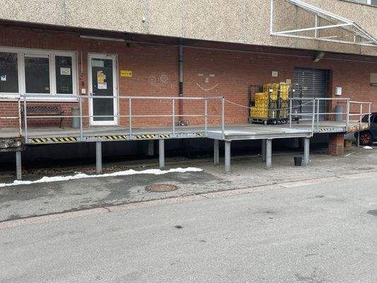 Rampe mit Warenlager