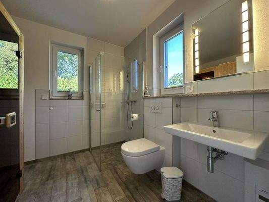 Badezimmer I im Erdgeschoss mit Dusche & Sauna