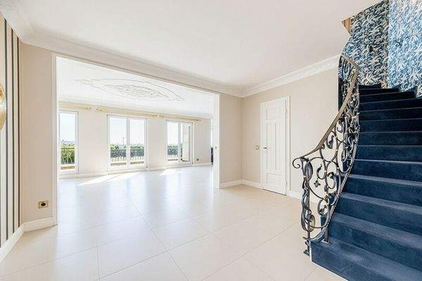 (KI) Diele mit Gäste-WC und Treppe nach oben ins Staffelgeschoss (KI)