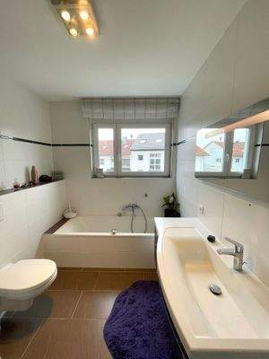 OG Bad mit Dusche und Badewanne