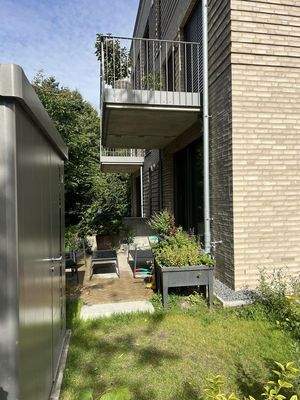 Terrasse mit Gartenhaus