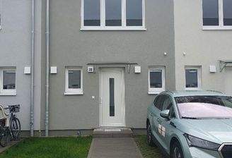 Hauseingang und Stellplatz 1