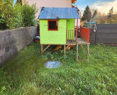 Für die Mieter nutzbarer, umzäunter Garten mit Spielgerät