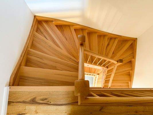 Elegante Holztreppe