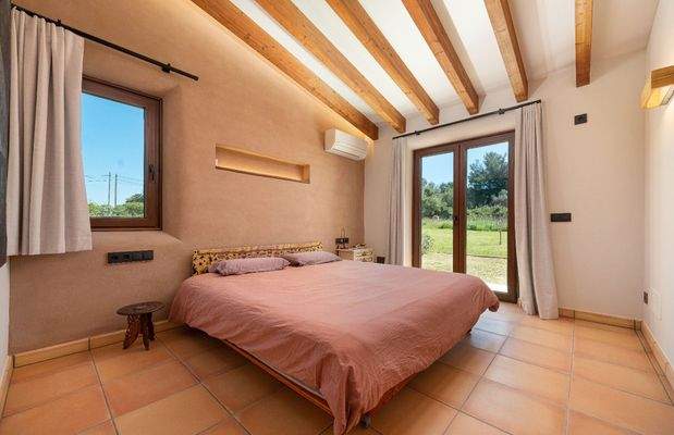 Hauptschlafzimmer mit direktem Gartenzugang.