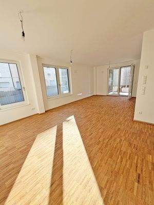 Weitläufiges Wohnzimmer mit Zugang zur Terrasse