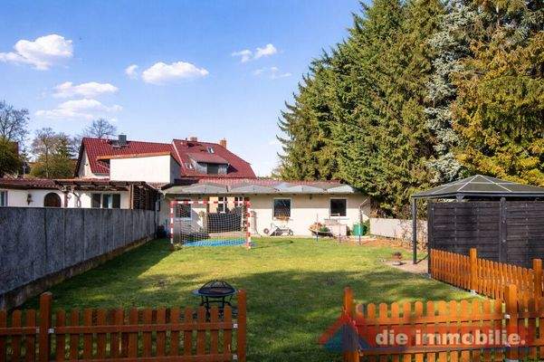 Garten mit viel Platz für Freizeit und Familie