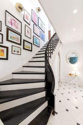 Charaktervolle Holztreppe und Marmorboden als Blickfang