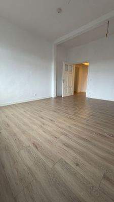 Leeres Zimmer mit Holzboden