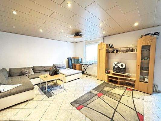 Blick ins großzügige Wohnzimmer EG