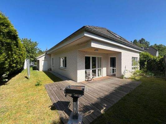 Hinteransicht mit Terasse