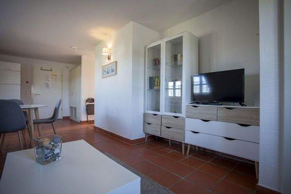 Ferienwohnung_D58_am_Bakenberg_auf_Ruegen_Wohnzimmer_mit_Fernseher