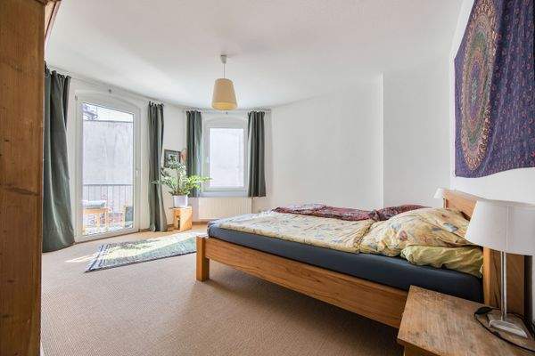 Schlafzimmer mit Zutritt auf den Balkon