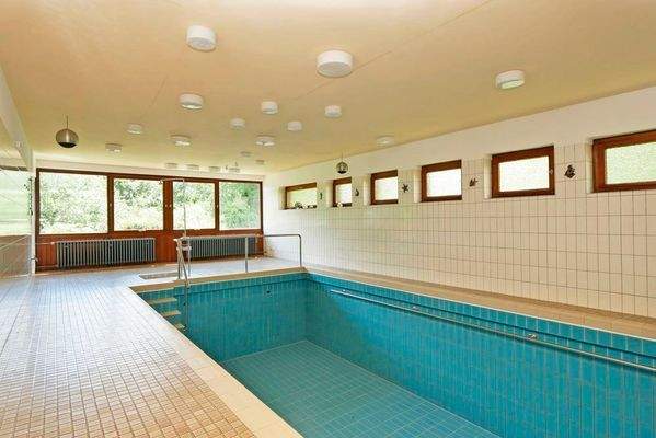 Ebenerdige Schwimmhalle mit Sauna