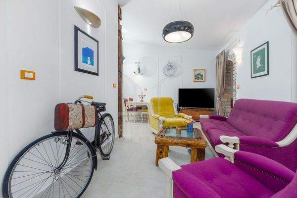 Erdgeschosswohnung 1:  2 Schlafzimmer, Bad, Wohnzimmer, Esszimmer mit Küche, renoviert & eingerichtet