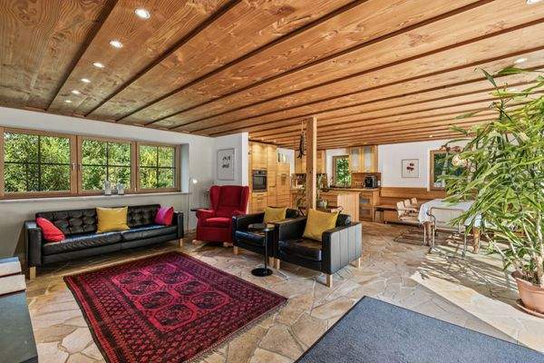 Wohnzimmer mit offener Küche und Essbereich