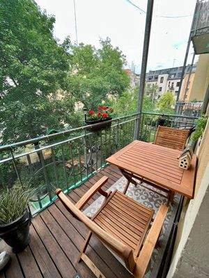 großer Balkon zum Hof