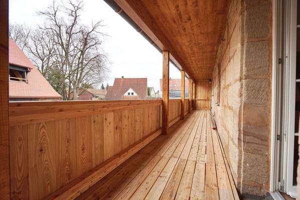 ruhiger Balkon mit Abtrennung zum Nachbarn