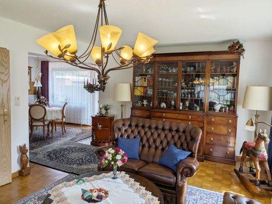 Besonders hervorzuheben ist das äußerst geräumige Wohnzimmer.