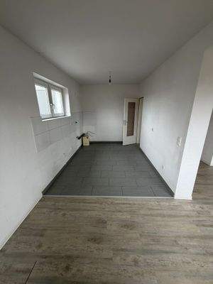 Leere Küche mit Fliesenboden