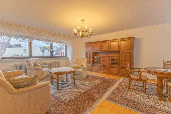 Wohn-Esszimmer mit Zugang zum Balkon