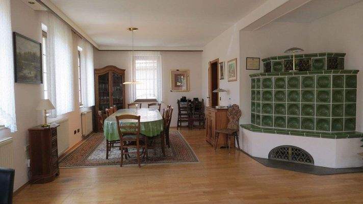 Wohn- Esszimer mit Kachelofen