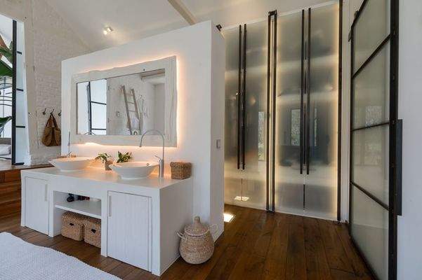 Wellness-Badezimer mit begehbaren Kleiderschrank