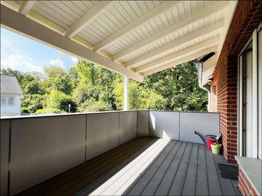 OG: Blick vom Balkon ins Grüne